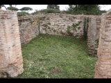 07476 ostia - regio iv - insula iii - domus dei pesci (iv,iii,3) - (via della caupona) - raum an der via della caupona - bli ri suedwesten - 01-2024.jpg